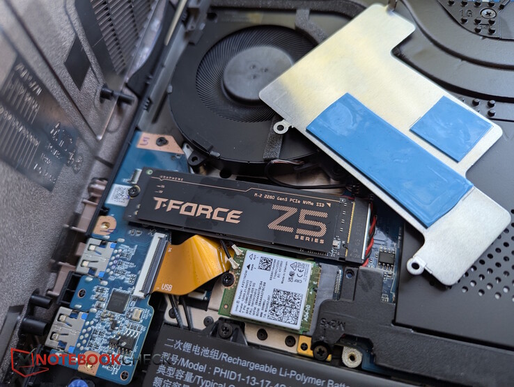 Мы пока оставим в стороне охлаждающую пластину XMG для SSD, может ли рекламируемая графеновая наклейка сделать это сама?