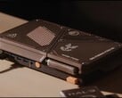 Специально разработанная компактная игровая консоль с мини-ПК, открытыми вентиляционными отверстиями, USB-портами и оранжевыми кнопками питания, расположенная на столе.