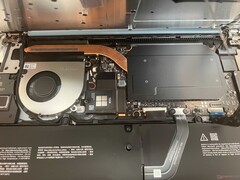 Surface Laptop 13 (2025, модель с Snapdragon): Решение для охлаждения. Источник изображения: Андреас Остхофф - Notebookcheck