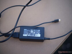 Компактный 65-Вт адаптер питания с коннектором USB-C