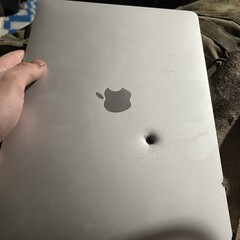 Как сообщается, Apple M1 MacBook Air останавливает осколок снаряда (Источник изображения: lanevychs на X)