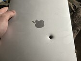 Как сообщается, Apple M1 MacBook Air останавливает осколок снаряда (Источник изображения: lanevychs на X)