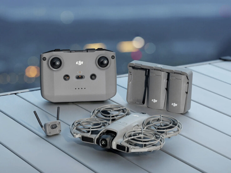 DJI Neo 2 с модулем цифровой передачи видео и другими аксессуарами. (Источник изображения: DJI)