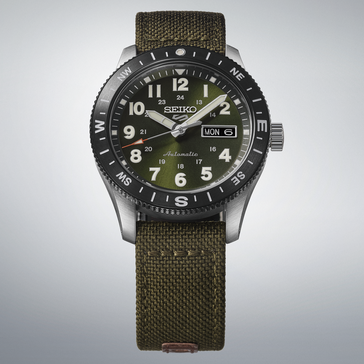 Полевые часы Seiko 5 Sports HDB008 с зеленым циферблатом, черным ободком с компасом и зеленым нейлоновым ремешком.