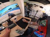 YouTuber Basically Homeless достигает времени реакции в 100 мс с помощью своей нейромышечной системы помощи при прицеливании. (Источник изображения: Basically Homeless с YouTube)