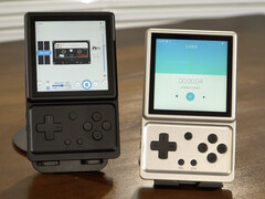 Anbernic RG Rotate в вариантах отделки Aurora Silver и Polar Black, слева направо.