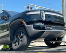 Мотоциклы Rivian R1T возвращаются из сервисных центров Rivian с катастрофически ослабленными болтами верхнего рычага управления. (Источник изображения: StrangeExchange86 на Reddit)