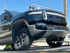 Мотоциклы Rivian R1T возвращаются из сервисных центров Rivian с катастрофически ослабленными болтами верхнего рычага управления. (Источник изображения: StrangeExchange86 на Reddit)