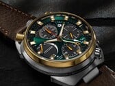 Вид под углом на часы Citizen Promaster Tsuno Chrono Racer, на котором хорошо видны их характерный корпус в форме «бычьей головы», безель золотистого цвета и расположенные в верхней части кнопки хронографа.