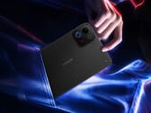 Win Tablet оснащён 8,4-дюймовым дисплеем. На фото: рекламное изображение, демонстрирующее компактный дизайн устройства.