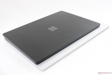 13.5-дюймовый Surface Laptop 3 (сверху) и 15-дюймовый Surface Laptop 3 (снизу). Хорошо заметна разница в размерах