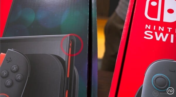 На изображении Switch 2 на коробке новой версии виден винт на правой рейке.