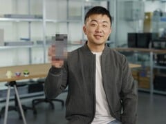 Карл Пей, генеральный директор компании Nothing, держит в руках размытый телефон Nothing Phone (3). (Источник изображения: Google)