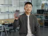 Карл Пей, генеральный директор компании Nothing, держит в руках размытый телефон Nothing Phone (3). (Источник изображения: Google)