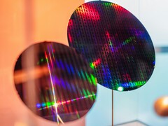 Samsung Foundry - один из крупнейших в мире производителей полупроводниковых микросхем (на фото - полупроводниковая пластина). (Источник изображения: Unsplash)
