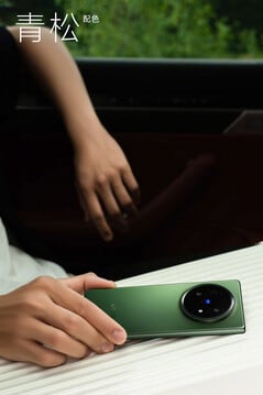 Vivo Z Fold5 в цвете "Сосна".