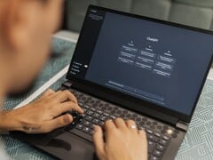 Человек печатает на ноутбуке с открытым интерфейсом ChatGPT