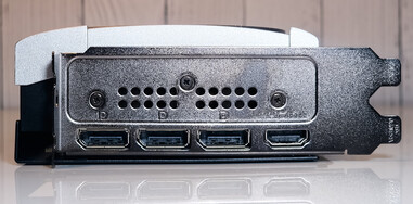 Порты: 3x DisplayPort 2.1b-out, 1x HDMI 2.1b-out