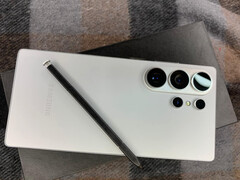 Манекен модели Galaxy S26 Ultra в расцветке Silver Shadow, о которой ходят слухи. (Источник изображения: Saudi Android)