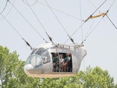 Модель корпуса самолета висит в воздухе на высоте 35 футов (Источник изображения: NASA и Марк Кнопп; обрезано)