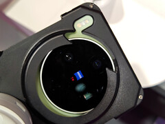 Взгляд на заднюю панель Vivo X300 Max.