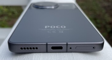 Внизу: динамик, USB-C 2.0, микрофон, dual-SIM (источник изображения: Manuel Masiero)