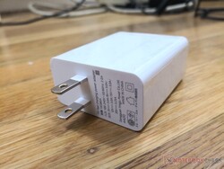 Комплектное ЗУ с выходом USB-C не займёт много места в сумке