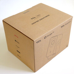 Проектор TCL C1 поставляется в непритязательной картонной коробке. (Источник изображения: Notebookcheck)