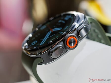 Боковой вид Samsung Galaxy Watch Ultra 2 (на изображении)