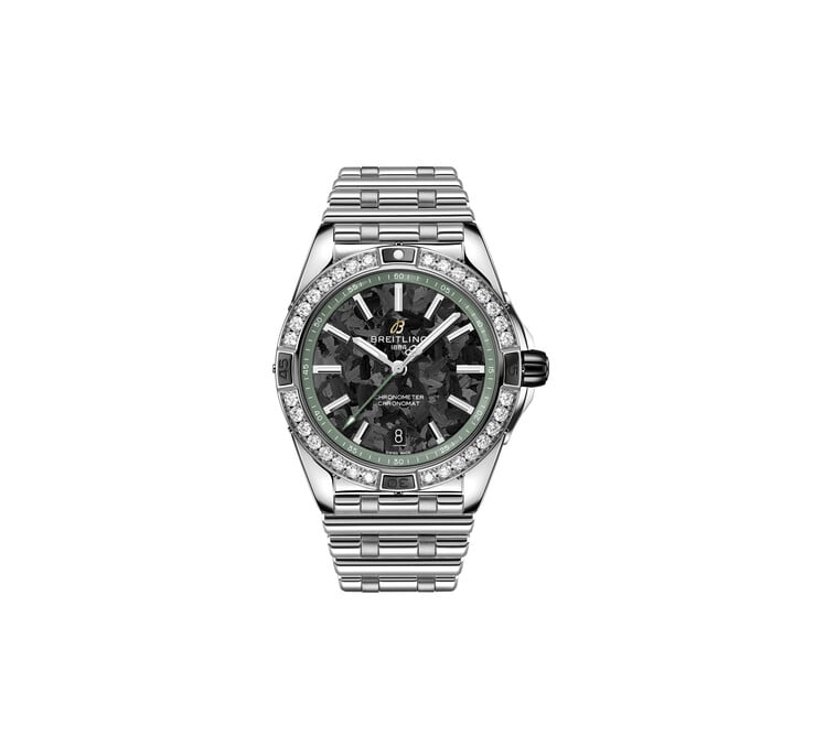Breitling Super Chronomat Automatic 38 оснащены 38-миллиметровым корпусом из нержавеющей стали, циферблатом из углеродного волокна, безелем с бриллиантами и