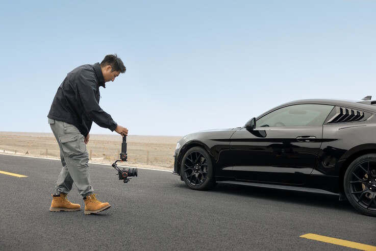 Надежно отслеживает автомобили, независимо от того, движется ли объект съемки или его создатель (Источник изображения: Hohem)