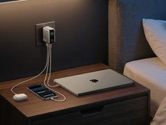 Новое зарядное устройство Anker (100 Вт, 3 порта, Smart Display) (на фото) теперь доступно в США в серебристом цвете. (Источник изображения: Anker)