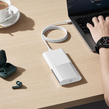 Зарядка ноутбука с помощью пауэрбанка SuperVOOC (источник изображения: OnePlus)