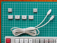Дополнительные колпачки для пользователей macOS и Windows и длинный кабель USB C-to-C в оплетке.