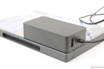 Порт USB Type-A на адаптере предназначен для подзарядки других устройств