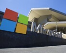 Вывеска Microsoft стоит перед зданием корпоративного кампуса