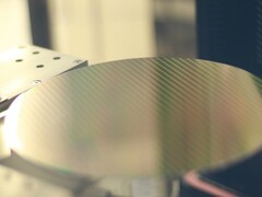 GlobalWafers инвестирует еще 4 миллиарда долларов в США; открывает первую за 20 лет фабрику по производству 300 мм пластин. На фото: Кремниевая пластина, произведенная компанией SMIC (Источник изображения: SMIC)