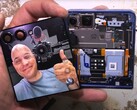 Разборка Galaxy Z Flip 7 доказывает, что флип-телефон от Samsung - это что угодно, только не пылезащита. (Источник изображения: JerryRigEverything)