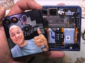 Разборка Galaxy Z Flip 7 доказывает, что флип-телефон от Samsung - это что угодно, только не пылезащита. (Источник изображения: JerryRigEverything)