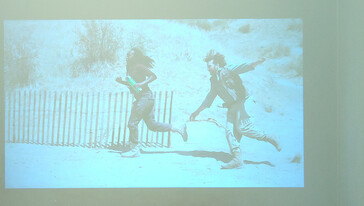 Проекция, показанная в комнате, освещенной двумя лампами накаливания мощностью 60 Вт. (f/1.6 1/30 сек ISO 400) (Источник изображения: Notebookcheck. Сцена из StEM2 Copyright 2022 American Society of Cinematographers All rights reserved.)