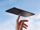 Вес устройства Tango 2S составляет около 147 граммов. На снимке: рекламное изображение, демонстрирующее лёгкий дизайн электронной книги