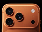 Крупный план модуля камеры iPhone 17 Pro, демонстрирующий новое расположение вспышки. (Источник изображения: Apple)