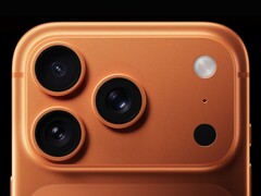Крупный план модуля камеры iPhone 17 Pro, демонстрирующий новое расположение вспышки. (Источник изображения: Apple)