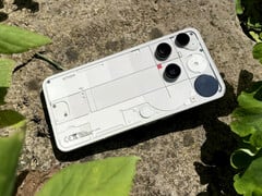 Телефон Nothing Phone (3), сертифицированный по стандарту IP68, имеет алюминиевую рамку и защищен стеклом Gorilla Glass 7i (дисплей) и Gorilla Glass Victus (задняя панель). (Источник изображения: Notebookcheck)