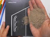 Samsung Galaxy Z Fold 7 - последний телефон, прошедший испытания на прочность от JerryRigEverything. (Источник изображения: JerryRigEverything на YouTube)