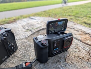 Дисплей Insta360 Ace Pro 2 идеально подходит для селфи (здесь показан с рукояткой)