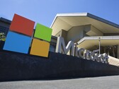 Вывеска Microsoft стоит перед зданием корпоративного кампуса