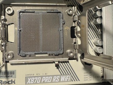 Сокет материнской платы ASRock X870 Pro RS Wifi с некоторым обесцвечиванием. (Источник изображения: I_fliu на Reddit)