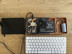 Bento использует пару очков с дисплеем, которые передают видео через донгл, спрятанный в корпусе. На фотографии - компоненты деки Steam, встроенные в клавиатуру. (Источник изображения: r/SteamDeckModded на Reddit)