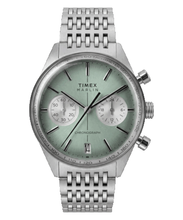 Хронограф Timex Marlin Jet TW2Y89800 с вогнутым циферблатом цвета шалфейно-зелёного, белыми вспомогательными циферблатами хронографа, окошком даты в положении «6 часов», выпуклым стеклом и браслетом из нержавеющей стали серебристого цвета.